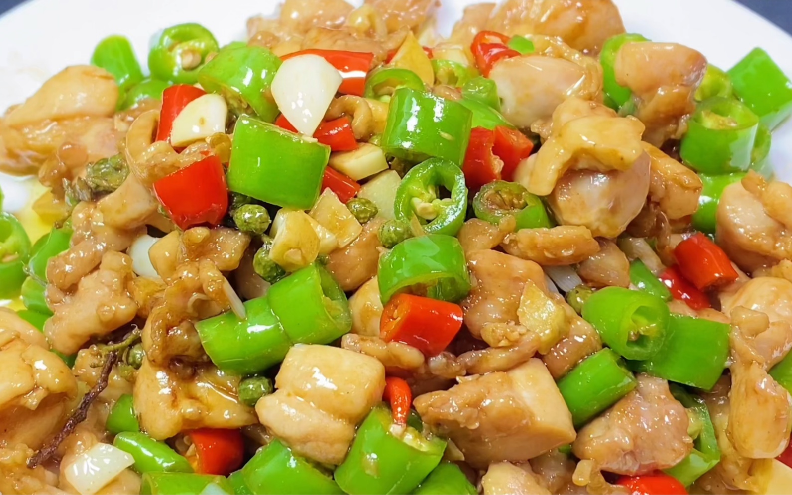 探寻美味的秘密：黄金鲜椒鸡~（香辣鸡翅）制作全攻略