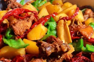 新疆大盘鸡~（乌鲁木齐特色美食）