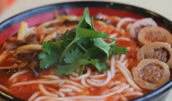 DM舌品天下云南牛肉粉~（云南牛肉面美食特色）