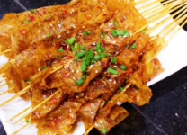 网红烤豆皮~（烤豆皮美食）